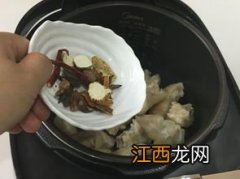 黄豆香菇炖什么好吃