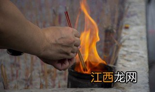 中元节烧纸钱坟上要摆贡品吗 山东中元节上坟带什么贡品