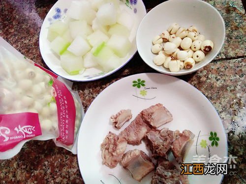 莲子炖排骨还可以下什么