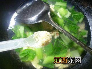 鸡蛋和什么青菜包汤