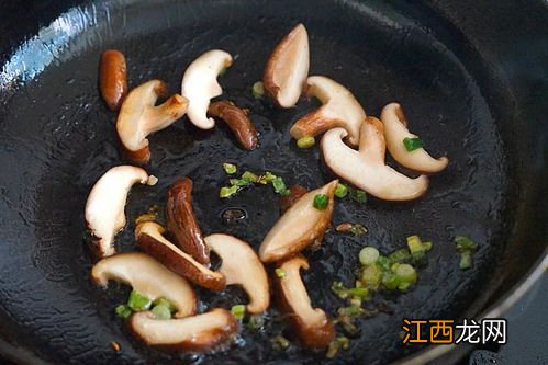 红蘑菇加什么煮汤