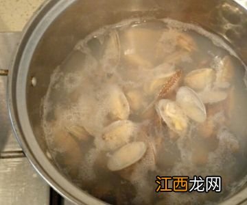 炒花哈用开水煮多久