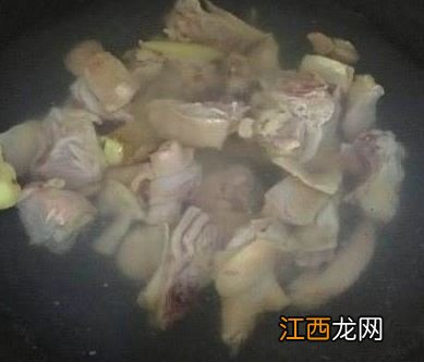 鸡炖汤什么放土豆