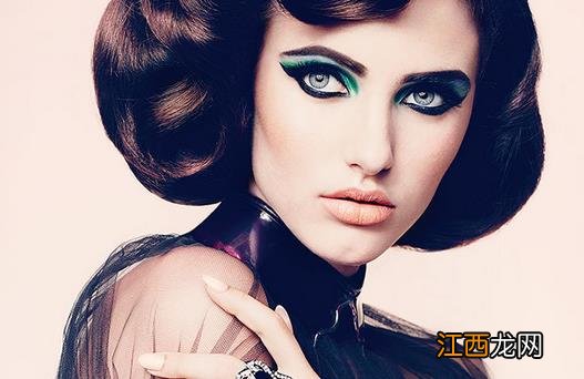 迷人眼妆让眼镜美女靓丽出门