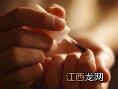 如何选购质量好的指甲油以减少对人体伤害