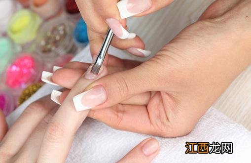 指甲油怎么涂不易掉？怎么涂指甲油好看不易掉