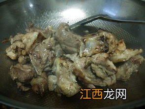 腊肉排骨和什么一起炖