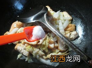 蛏子和白菜一起烧颜色为什么变黑