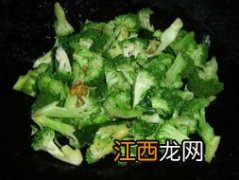 凉拌西兰花发什么醋