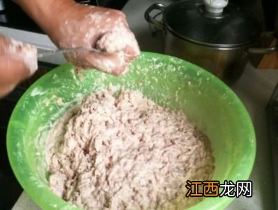 炸牛肉丸子放莲藕还放什么