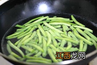 炒豆角炒之前煮多久