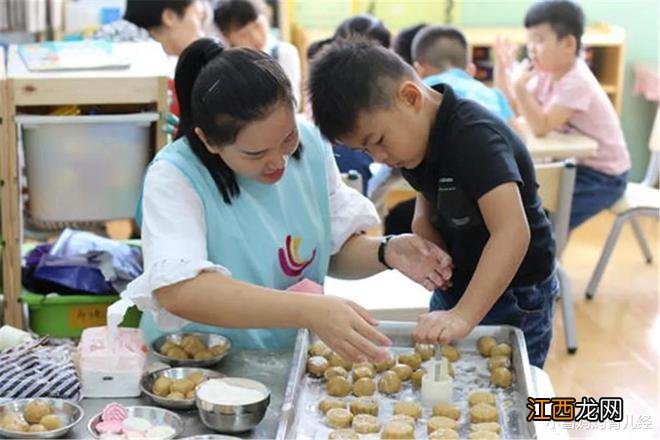 90后家长也“卷”不动了，幼儿园中秋节让交灯笼，一个比一个敷衍