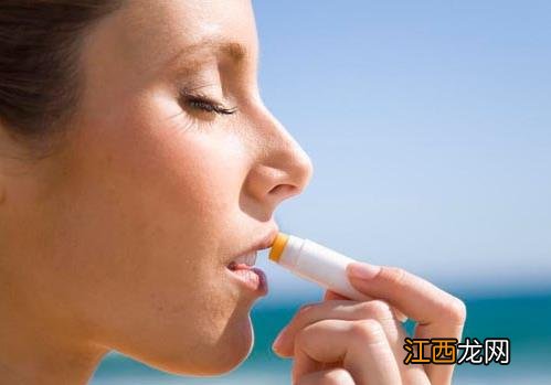 秋季嘴唇易干裂脱皮怎么办?如何保养嘴唇