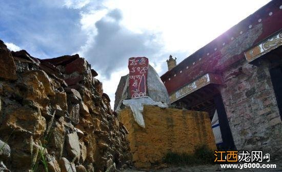 不需陪葬，活人守墓，不能见人