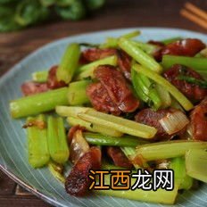 腊肠炒芹菜先炒什么