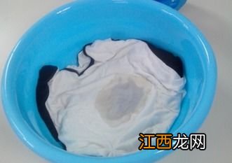 茶水倒在衣服上怎么洗