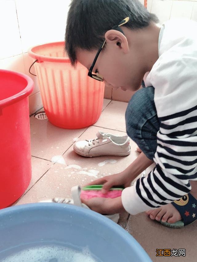 想要儿子将来出类拔萃,得允许他做4件事,男孩会一天比一天优秀