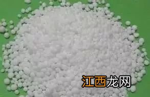 尿素可以兑水浇菜吗，尿素的主要成分是什么