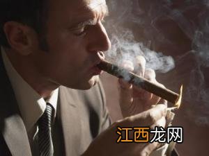 吸烟的男人护肤须注意隔离和清洁