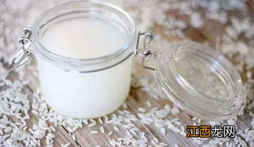 淘米水过滤后洗脸美白肌肤 淘米水功效大揭秘