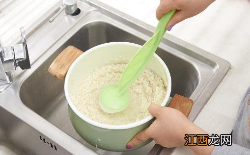 淘米水过滤后洗脸美白肌肤 淘米水功效大揭秘