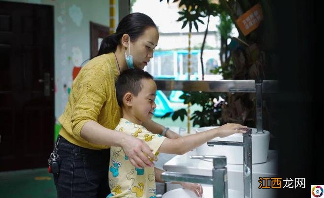 女子孕期提重物致孩子早产，意外怀二宝后决定留下，谁知还是悲剧