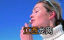 唇部干裂起皮 正确有效地搽润唇膏的方法