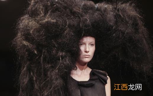 头发天生自然卷蓬松炸毛 摆脱毛躁头发的方法