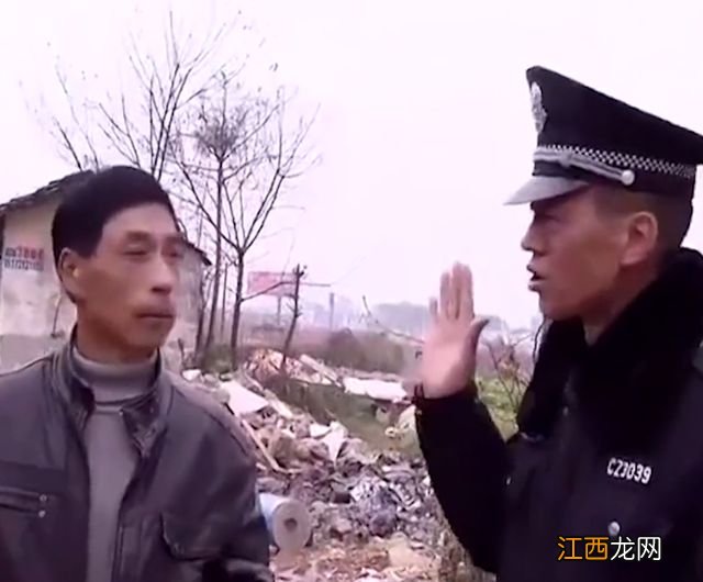 娇妻出轨56岁保安,丈夫跪倒在地求复合遭拒,娇妻:他会的你不会