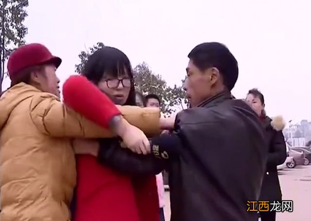 娇妻出轨56岁保安,丈夫跪倒在地求复合遭拒,娇妻:他会的你不会