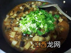 猪肉炖茄子放什么