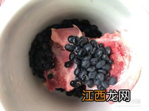 筒骨炖黑豆吃有什么功效