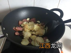 土豆炒香肠先放什么调料