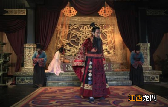 她本是顺风顺水的皇后,最后却被迫在丈夫墓前自尽