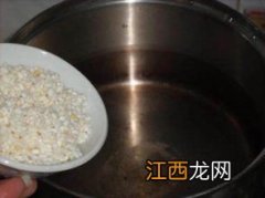 煮小米红薯粥先放什么