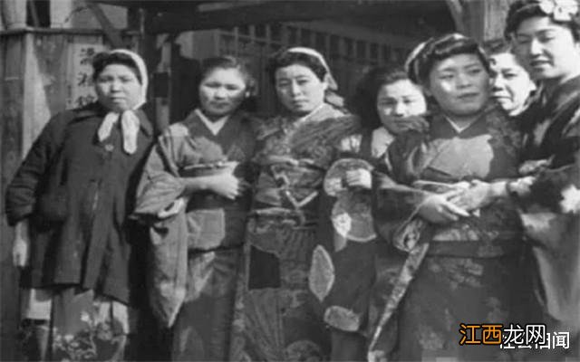 7名慰安妇和1男被困荒岛,每天忙着对他进行慰安,直到8年后才被发现