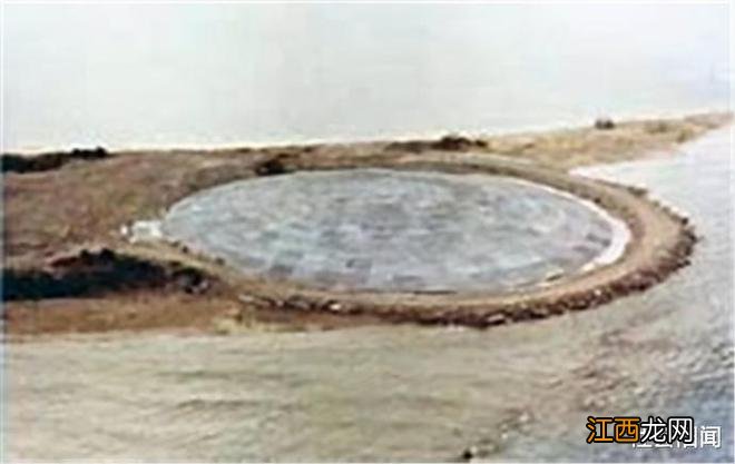 7名慰安妇和1男被困荒岛，每天忙着对他进行慰安，直到8年后才被发现