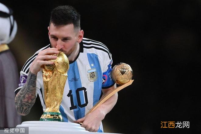 甜蜜1吻!梅西领本届最佳球员之誉后偷亲大力神杯