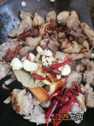 紅燒鵝肉可以配什么菜