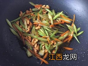 芹菜核桃仁还加什么炒