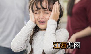 孩子哭闹妈妈怎么教育，孩子哭闹妈妈怎么教育呢