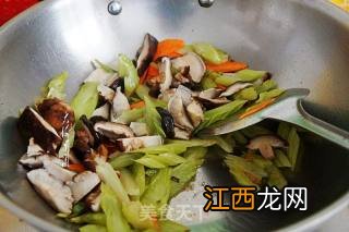 直炒香菇与西芹怎么炒