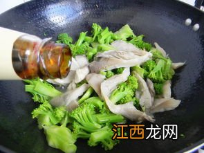 西兰花炒平菇放什么