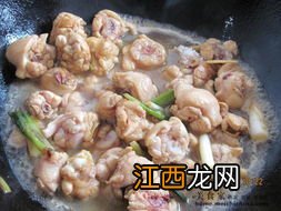 农家小炒鸡用什么配菜