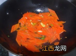 腊肉炒胡萝卜放些什么好吃