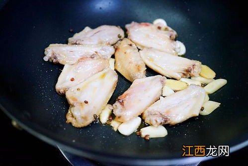 鸡翅跟什么菜炒好吃吗