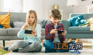 孩子经常看手机会有什么危害图片 孩子经常看手机会有什么危害