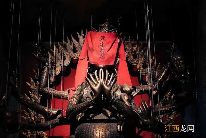 没想到，5年后，他又要凭一部“R级片”，改写恐怖片天花板了