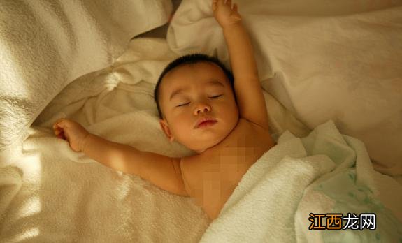 宝宝没事就伸懒腰,家长还觉得孩子可爱,邻居:快送他去医院