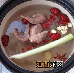 鸽子放砂锅炖多久